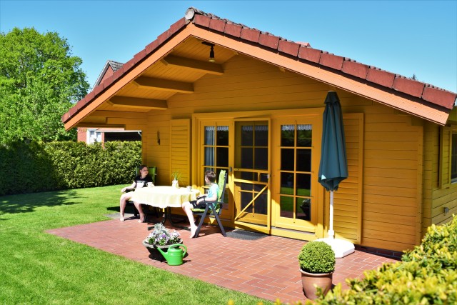 ferienhaus mit fahrrädern garten in ostfriesland