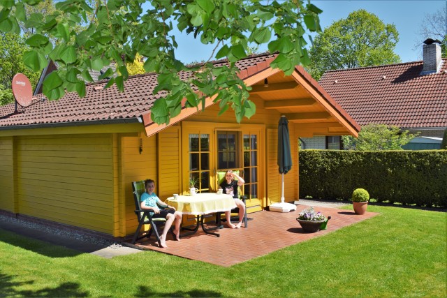 ferienhaus mit fahrrädern garten in ostfriesland